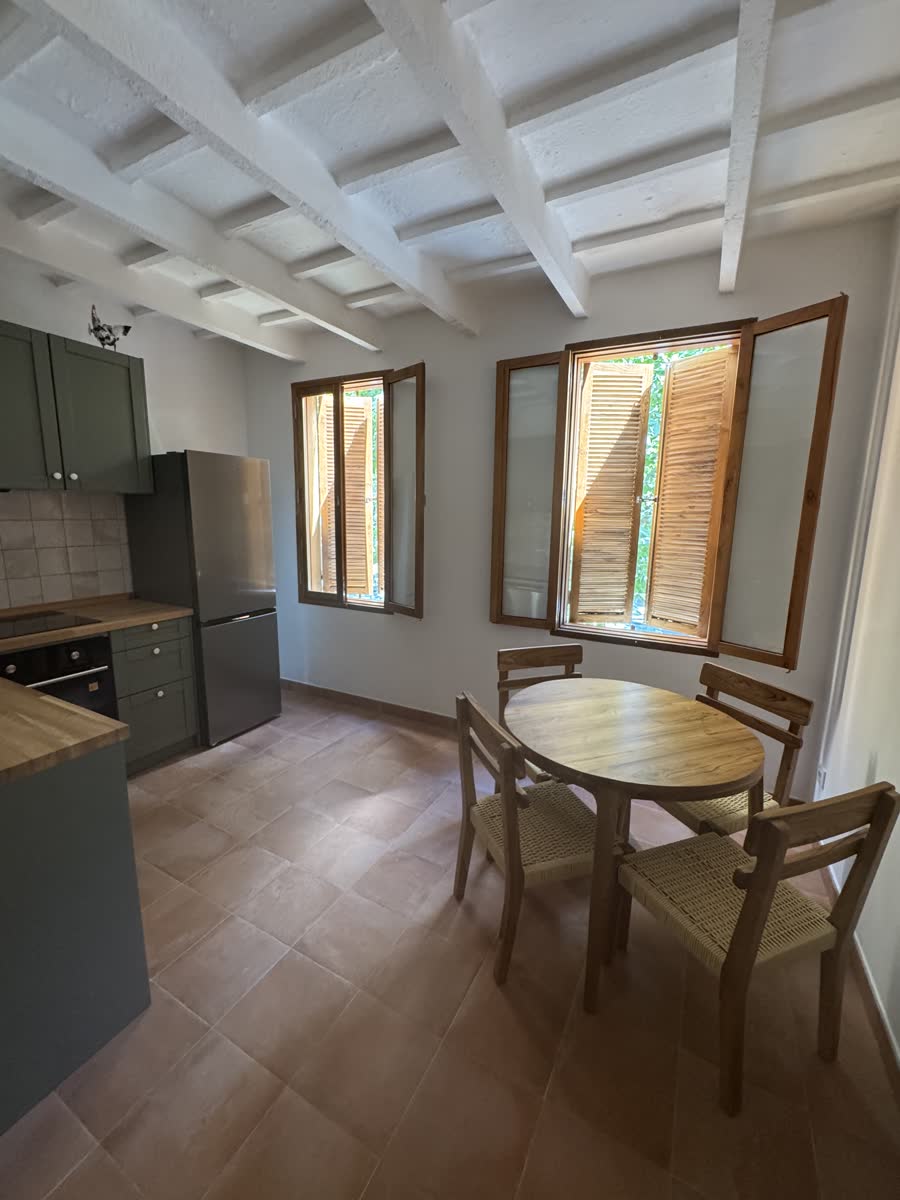 Comedor junto a la cocina