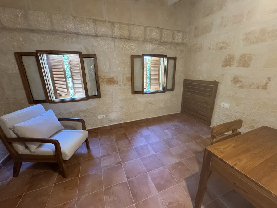 Dormitorio superior con muros de marés