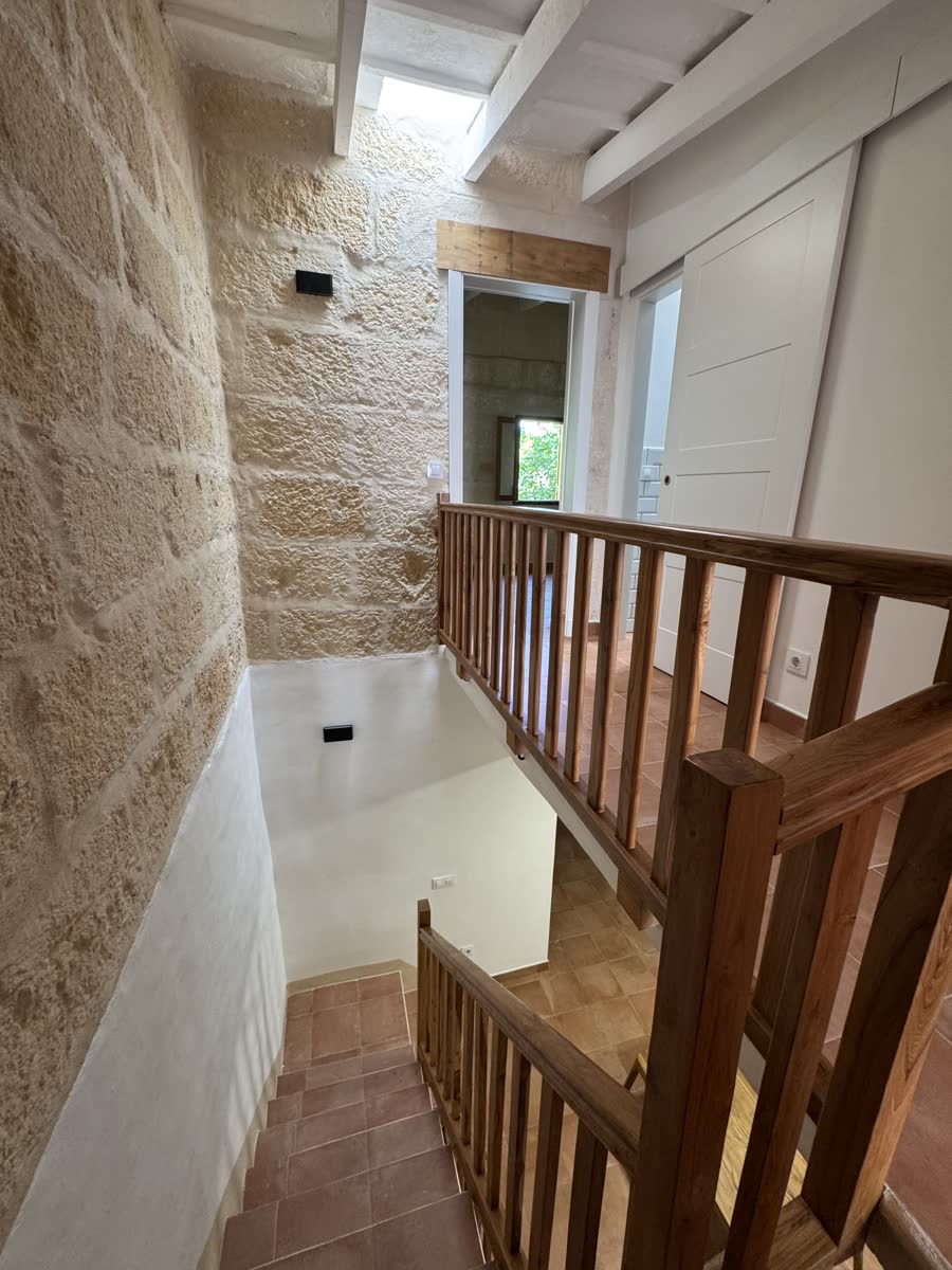 Escalera junto al muro de marés