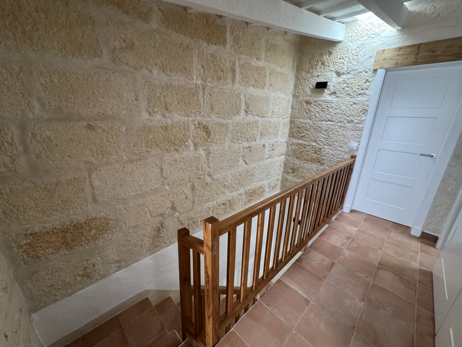 Distribuidor con muro de marés