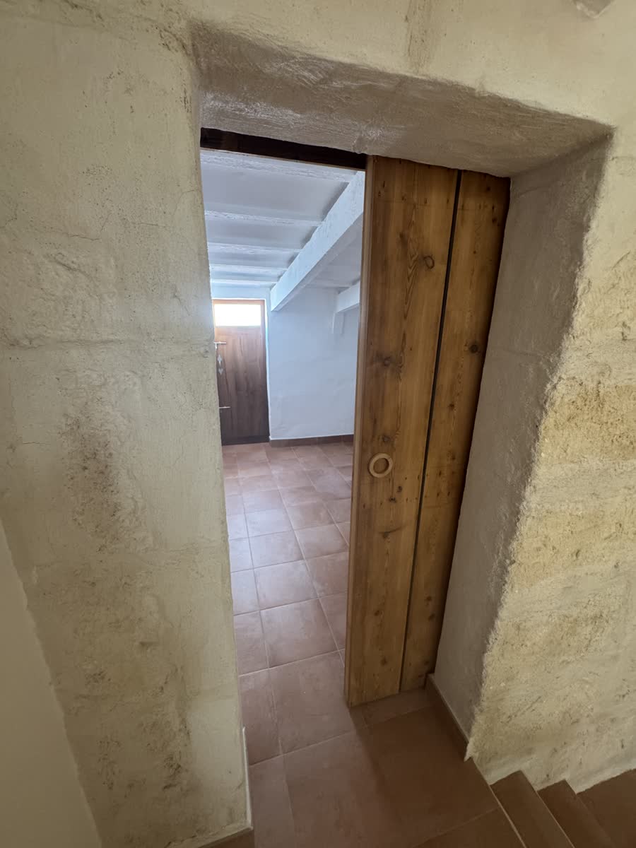Puerta de madera bajo el arco de piedra